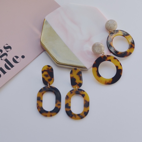 Oval Pendant Tortoise Resin Hoop Earrings - Picture 5 of 5